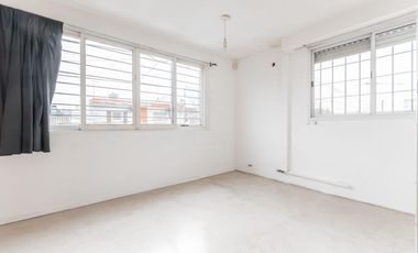 PH 4 AMBIENTES AL FRENTE CON PATIO, TERRAZA Y DOS COCHERAS RAMOS MEJÍA