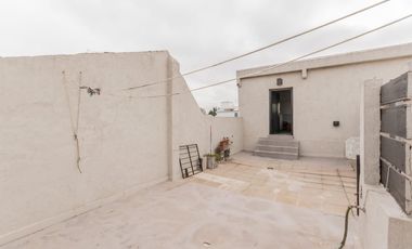 PH 4 AMBIENTES AL FRENTE CON PATIO, TERRAZA Y DOS COCHERAS RAMOS MEJÍA