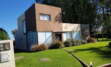 Casa en alquiler - 4 Dormitorios 3 Baños - Cochera - 836Mts2 - Arturo Seguí
