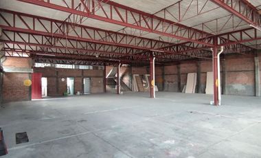 Bodega en zona poniente-sur con 2 pisos, montacargas y área de oficinas