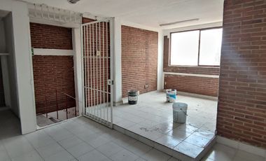Bodega en zona poniente-sur con 2 pisos, montacargas y área de oficinas