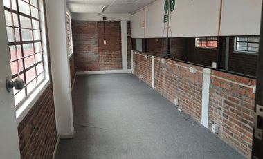 Bodega en zona poniente-sur con 2 pisos, montacargas y área de oficinas