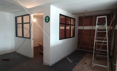 Bodega en zona poniente-sur con 2 pisos, montacargas y área de oficinas