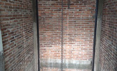 Bodega en zona poniente-sur con 2 pisos, montacargas y área de oficinas
