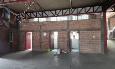 Bodega en zona poniente-sur con 2 pisos, montacargas y área de oficinas