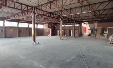 Bodega en zona poniente-sur con 2 pisos, montacargas y área de oficinas