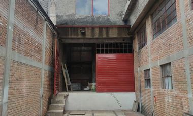 Bodega en zona poniente-sur con 2 pisos, montacargas y área de oficinas