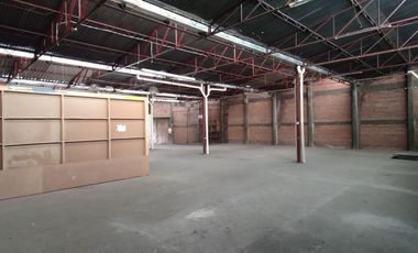 Bodega en zona poniente-sur con 2 pisos, montacargas y área de oficinas