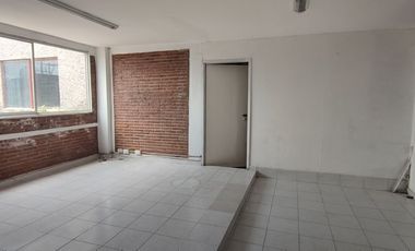 Bodega en zona poniente-sur con 2 pisos, montacargas y área de oficinas