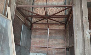 Bodega en zona poniente-sur con 2 pisos, montacargas y área de oficinas