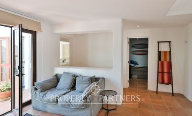 Casa en exclusivo condominio La Pedrera con vista al mar.