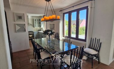 Casa en exclusivo condominio La Pedrera con vista al mar.