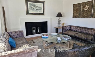 Casa en exclusivo condominio La Pedrera con vista al mar.