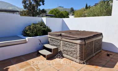 Casa en exclusivo condominio La Pedrera con vista al mar.