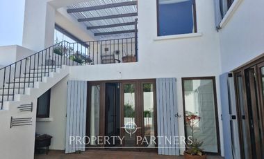 Casa en exclusivo condominio La Pedrera con vista al mar.