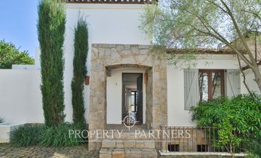 Casa en exclusivo condominio La Pedrera con vista al mar.