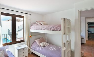 Casa en exclusivo condominio La Pedrera con vista al mar.