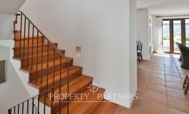 Casa en exclusivo condominio La Pedrera con vista al mar.