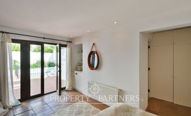 Casa en exclusivo condominio La Pedrera con vista al mar.