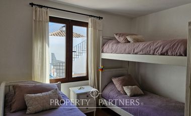 Casa en exclusivo condominio La Pedrera con vista al mar.