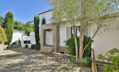 Casa en exclusivo condominio La Pedrera con vista al mar.