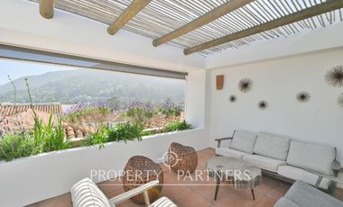 Casa en exclusivo condominio La Pedrera con vista al mar.