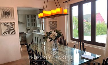 Casa en exclusivo condominio La Pedrera con vista al mar.