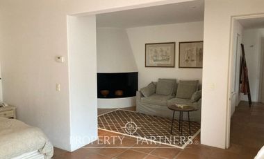 Casa en exclusivo condominio La Pedrera con vista al mar.