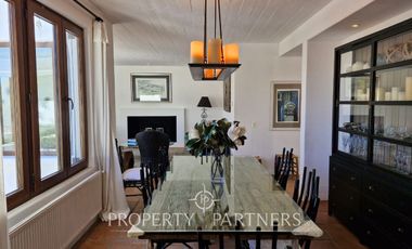 Casa en exclusivo condominio La Pedrera con vista al mar.