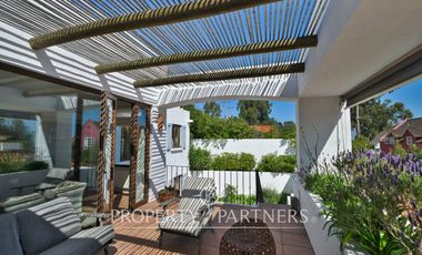 Casa en exclusivo condominio La Pedrera con vista al mar.