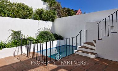 Casa en exclusivo condominio La Pedrera con vista al mar.