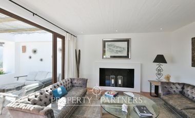 Casa en exclusivo condominio La Pedrera con vista al mar.