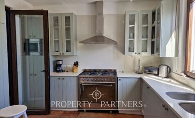 Casa en exclusivo condominio La Pedrera con vista al mar.