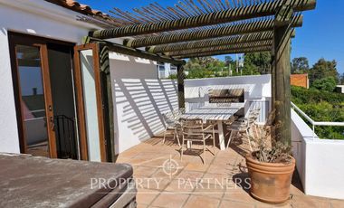 Casa en exclusivo condominio La Pedrera con vista al mar.