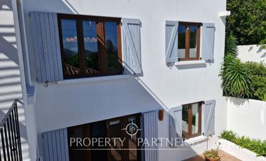 Casa en exclusivo condominio La Pedrera con vista al mar.