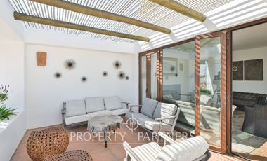 Casa en exclusivo condominio La Pedrera con vista al mar.