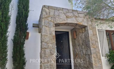 Casa en exclusivo condominio La Pedrera con vista al mar.