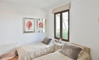 Casa en exclusivo condominio La Pedrera con vista al mar.