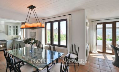 Casa en exclusivo condominio La Pedrera con vista al mar.