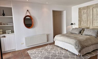 Casa en exclusivo condominio La Pedrera con vista al mar.