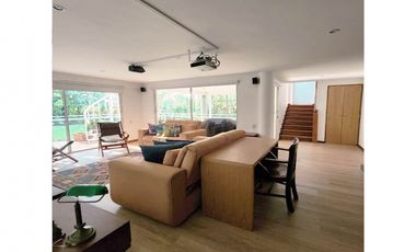 venta casa campestre antioquia Medellin poblado superior Montessori 3 niveles balcones campestre jardines grande 4 alcobas san lucas lujo luxury