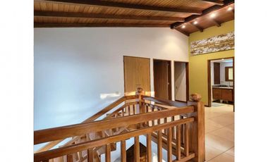 venta casa campestre antioquia Medellin poblado superior Montessori 3 niveles balcones campestre jardines grande 4 alcobas san lucas lujo luxury
