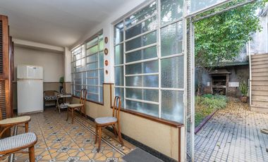 Casa de 6 ambientes, jardín y cochera para 4 autos en venta!