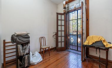 Casa de 6 ambientes, jardín y cochera para 4 autos en venta!