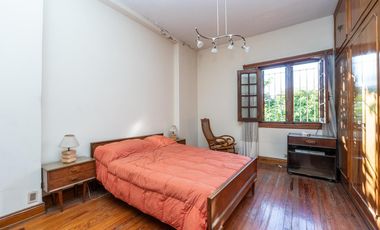 Casa de 6 ambientes, jardín y cochera para 4 autos en venta!