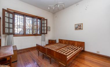 Casa de 6 ambientes, jardín y cochera para 4 autos en venta!