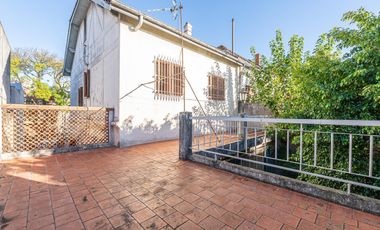 Casa de 6 ambientes, jardín y cochera para 4 autos en venta!