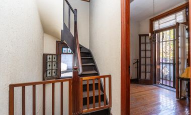 Casa de 6 ambientes, jardín y cochera para 4 autos en venta!