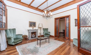 Casa de 6 ambientes, jardín y cochera para 4 autos en venta!