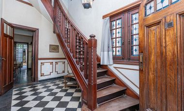 Casa de 6 ambientes, jardín y cochera para 4 autos en venta!